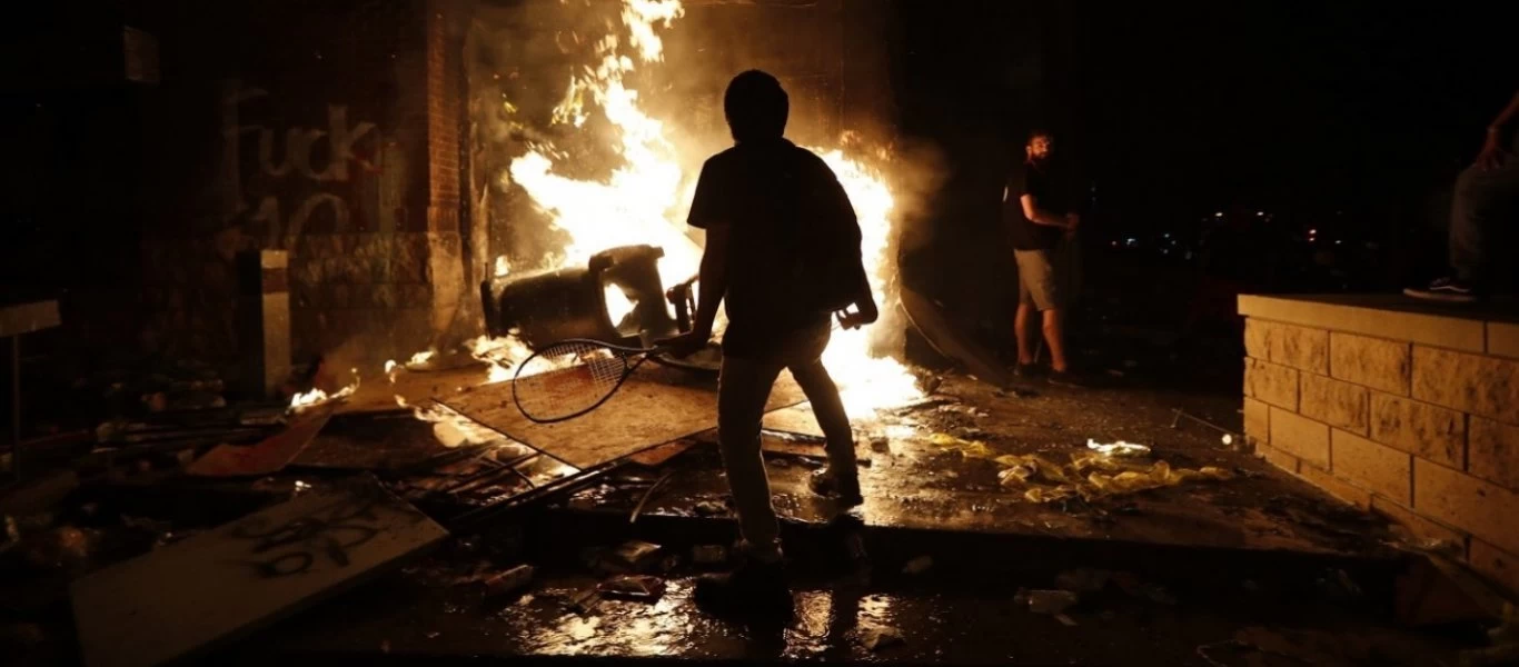 ΗΠΑ: Σε ετοιμότητα στρατιωτικές αστυνομικές μονάδες - Στον Λευκό Οίκο οι διαδηλωτές